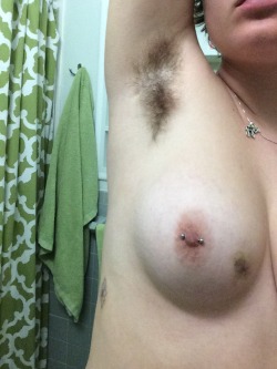 girl-sweat:  the right side of my body (ft. hairy armpit, boob