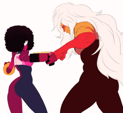 happyds:  I cant get over that Garnets gauntlets are the same