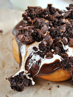 yummyfoooooood:  Doughnut topped with Brownie, Chocolate Syrup