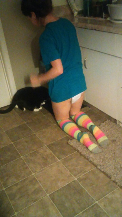 mermercutiebum:  Giving the kitty some treatsâ¤ðŸ˜½ðŸ˜»ðŸ¥ 