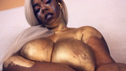 pettypiahoe:Golden titties