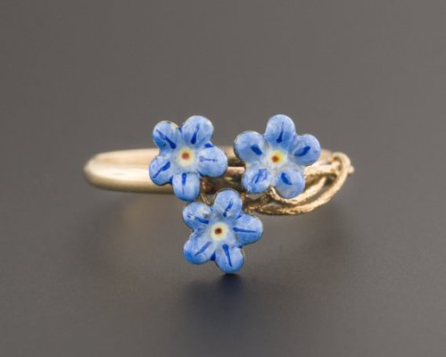 shewhoworshipscarlin:Forget me not flower ring, 1910s.