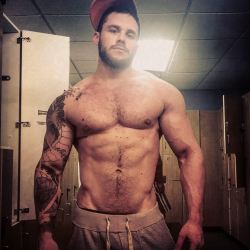 sleaaazybitch:  alphamusclehunks:  Sexy, large and in charge.