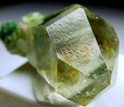 underthescopemin:  A terminated Quartz crystal with little triangles
