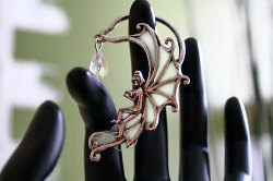wickedclothes:  Glow In The Dark Fairy Ear Cuff A small crystal