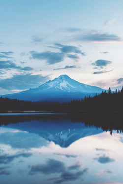 visualechoess:  Trillium Lake Sunrise by: ILL GANDER