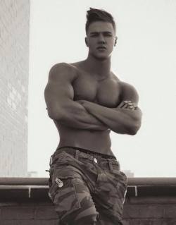 musclegazer:  Attila Toth by Brian Jamie