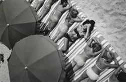 greeneyes55:  St. Tropez France 1959  Photo: Elliott Erwitt 