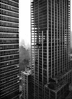 vintagemanhattanskyline:  Construction of the 45-story Sperry