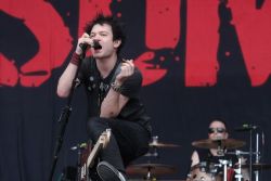 dailybandblog:  Remember when Sum 41 use to play kick ass rock