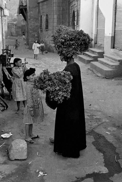 Frank Horvat, Herb vendor, Cairo, Egypt, 1962 Nudes & Noises
