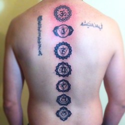 #Tattoo #tatuaje #ink #chakra #chakras #espalda #negro #meditacion