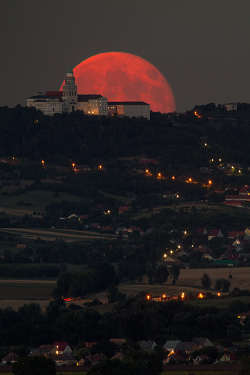 wonderous-world:  Blessed with full Moon by Péter Busa