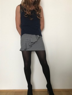 nylonnylonnylon:  Like this skirt 😍