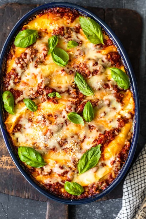 daily-deliciousness:  Italian stuffed shells with meat and cheese