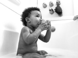 akvela:  lightsnaxx:  Bath time for Jet, she looked so adorable