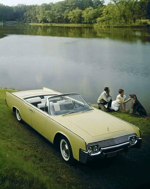 frenchcurious:Lincoln Continental convertible 1961. - source