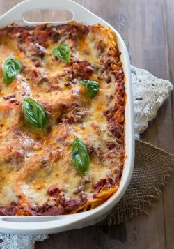 foodffs:  The best lasagna recipe with meat sauce  Really nice