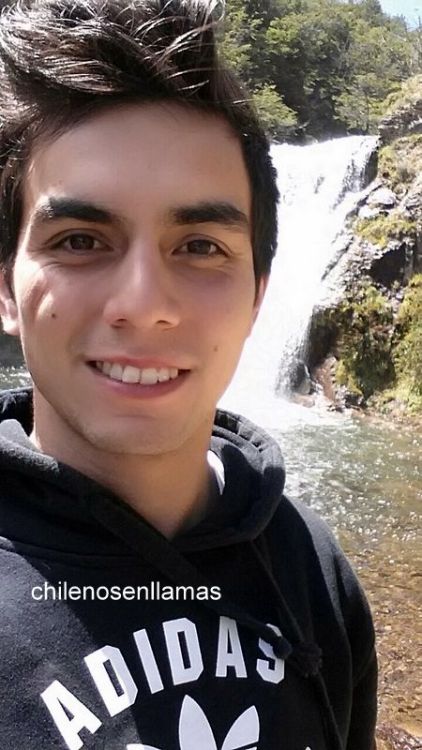 chilenosenllamas:  Wladimir, 20 años de Santiago. vuelve este machito con verga deliciosa!Mira su video aquí:http://chilenosenllamas.tumblr.com/post/144282675591/vídeo-de-wladimir-20-años-haciéndose-una