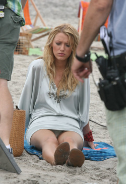 skirt-and-panties:  Blake Lively - Upskirt on the Gossip Girl