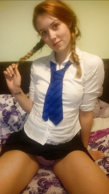 Gorgeous slag from Gosport in a school uniform fingering her