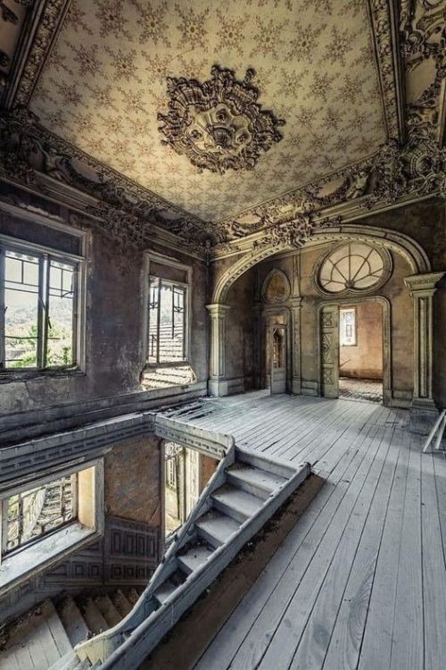 Abandoned house with amazing ceiling in Portugal. Nudes &