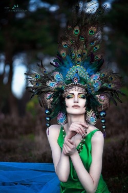 bouncyflolacey:  A great headress for a lovebird Loveland showgirl.