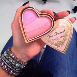 makeupbag:  http://makeupbag.tumblr.com/
