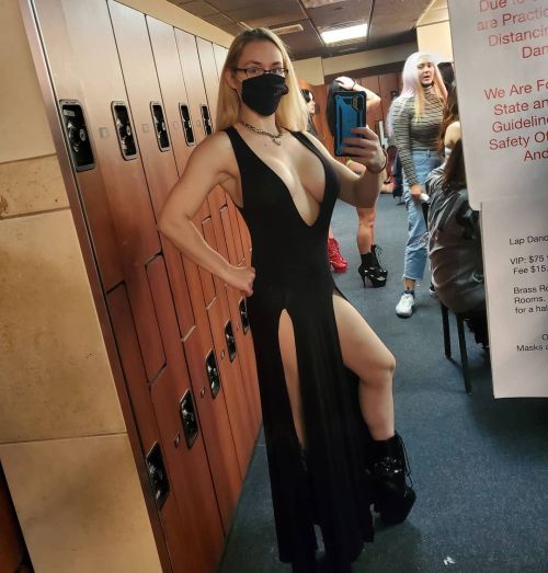 stripper-locker-room:  https://www.instagram.com/leah_muscle/
