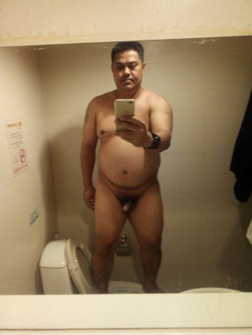 peminat-abah: adham27:   kukubimablog:  Very nice body…pasti bottom sb kontol kecil  Saya nak   Ni sedap body daddy ni. 