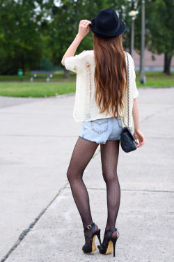 tightsobsession:  Polka dot pantyhose with shorts and heels.