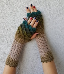 heartsung:  sosuperawesome: Dragon Scale Gloves Mareshop on Etsy