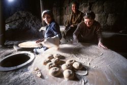 biladal-sham:Saratak, Armenia, 2000. Women baking bread // Ian