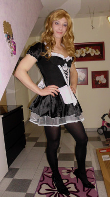 meninlipstick:  The world needs more sissy maids. 