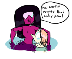 no-mi-torta:  I like drawing gems without boobs because reasons.