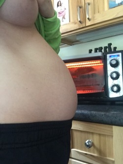 kd315:Making breakfast! Who wants this pregnant pussy on their