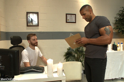 Muscle hunk gets a four hand massage with happy and unhappy endingsMuscled hunk Robert Axel decides it’s time to take a trip down to the massage parlor. The two masseurs oil up his muscles and begin working on every inch of his body. In the midst
