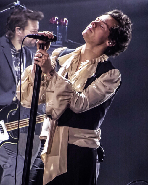 dreamboaths:  Best HSLOT outfits according to Harry Lambert