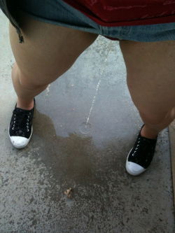 best-pee-blog:  I love skirt wetting!