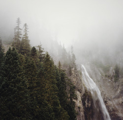 eartheld:  alcyere:  the plummet of comet falls (by manyfires)