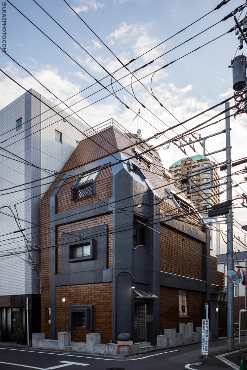 tokyostreetphoto:  Mystery House, Takada 高田