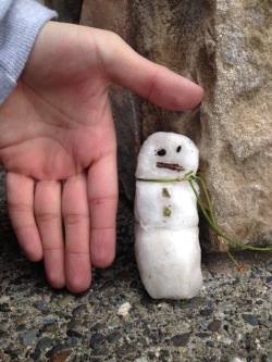 bueno:  IT SNOWED TODAY SO I DECIDED TO MAKE A SNOWMAN BUT THERE