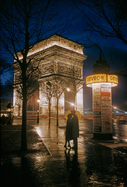 natgeofound: Young lovers embrace beside the Arc de Triomphe