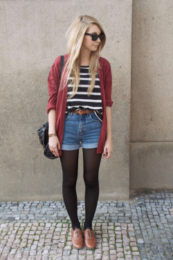 tightsobsession:  Blond girl with black tights and shorts.