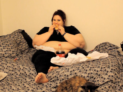 xutjja:  Smoking, Stuffing & Burping (HD)Last night I decided to smoke up and stuff myself on Burger King and Coca-Cola. Watch as I greedily devour over 3,000 calories worth of deliciously fattening food.  Listen as a loudly belch to make room for