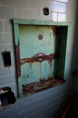 abandoned-playgrounds:  Kuhn Memorial State Hospital in Vicksburg,