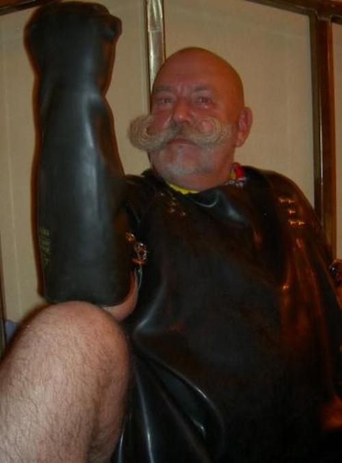 Incredibly sexy rubber Master. I would love to be fisted by him, especially with those industrial rubber gloves.