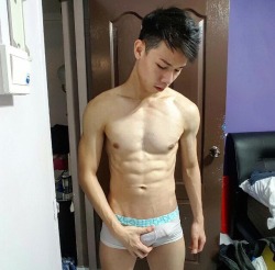 6sg:  sgyoungboyss:  hongkongboy2001: 好想識呢個哥哥呀⋯⋯日日j佢