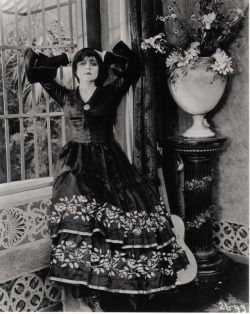 vampsandflappers:Theda Bara in a gorgeous dress, ca. 1918.Source.