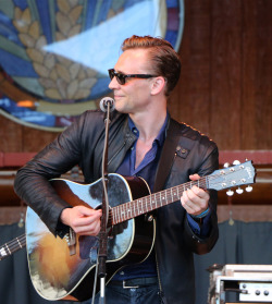 torrilla:  Tom Hiddleston at Wheatland Music Festival 2014 by Petra